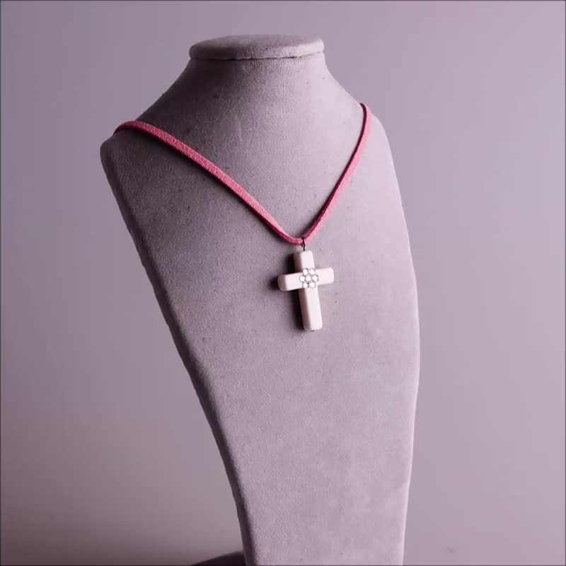 十字架手工项链-彩石时尚贴钻 C款 仿麂皮皮链 链长可调 信仰项链 - 项链 - 其他材质 多色
