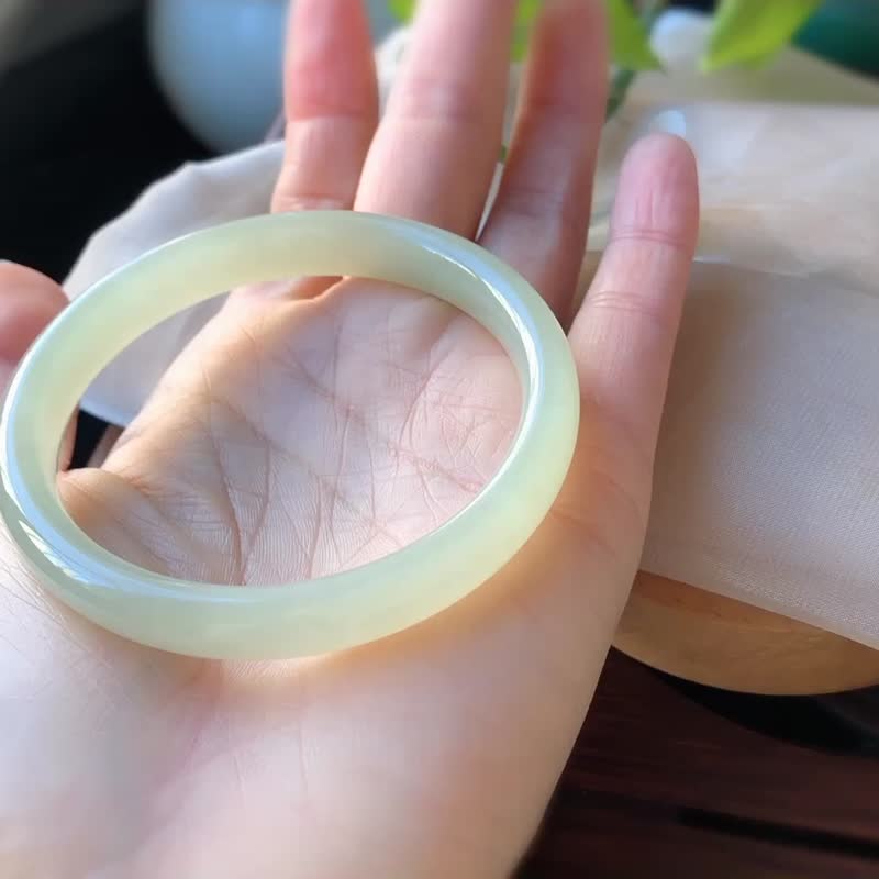 天然和田玉青海料玉镯 圈口58mm 做工精致 色泽清新淡雅 - 手链/手环 - 玉石 
