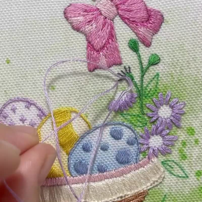 DIY 手工刺绣复活节彩蛋在彩绘背景织物上的篮子里。 刺绣套件包 - 编织/刺绣/羊毛毡/裁缝 - 绣线 多色