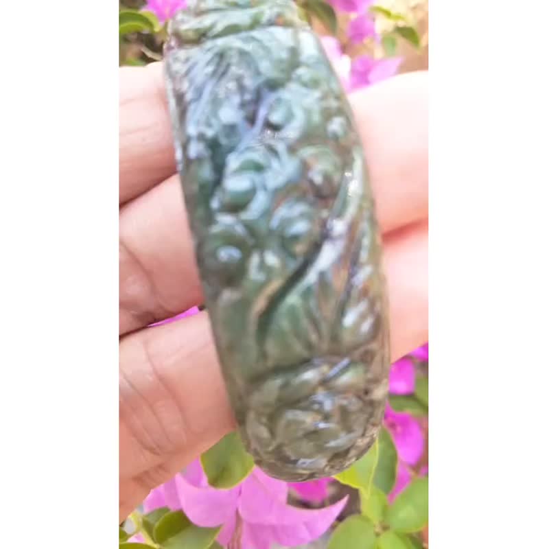 缅甸玉手镯，水蛭形状，雕花，浅绿，深绿色，天然玉，A型。 - 手链/手环 - 玉石 绿色