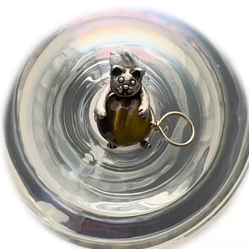 仔猫がラピスラズリ天然石を抱きしめるペンダント・トップ/silver925,k18 - 项链 - 银 金色