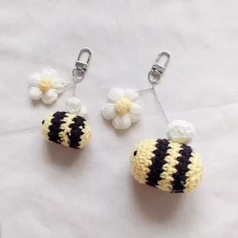 Cute Bee Keychain Key ring Bag Purse Charm Accessories Tassel Amigurumi Crochet - 钥匙链/钥匙包 - 棉．麻 