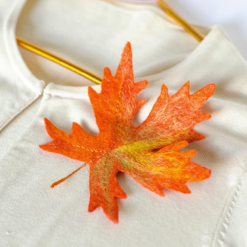 Maple Leaf Brooch Woodland Autumn Brooches for Coat Unique Gift for Teacher - 胸针 - 羊毛 橘色