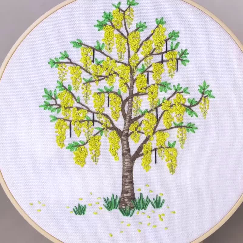 Ratchaphruek 树刺绣套件（Ton Koon）在白背景印花布上，附有视频教程 - 编织/刺绣/羊毛毡/裁缝 - 其他材质 黄色