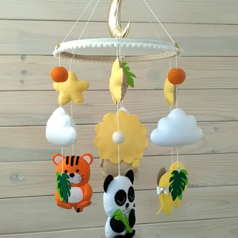 Sunny Animals Baby Crib Mobile, boho nursery decor, felt Panda, Tiger and Lion - 玩具/玩偶 - 环保材料 