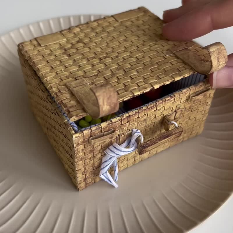 其他材质 玩偶/公仔 - Miniature picnic basket filled with food (scale 1:6)