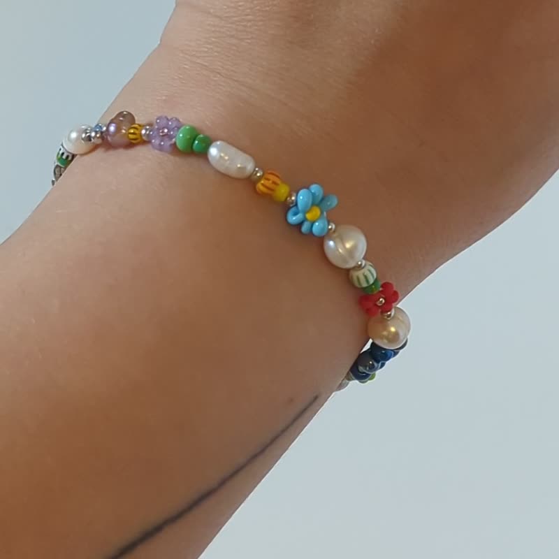 Flower bracelet for women / Mixed beaded bracelet with silver clasp 17 cm - 手链/手环 - 珍珠 多色