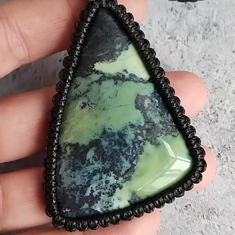 Hantigyrite (Teisky Jade) with pyrite pendant, healing protection Russian stone - 项链 - 宝石 绿色
