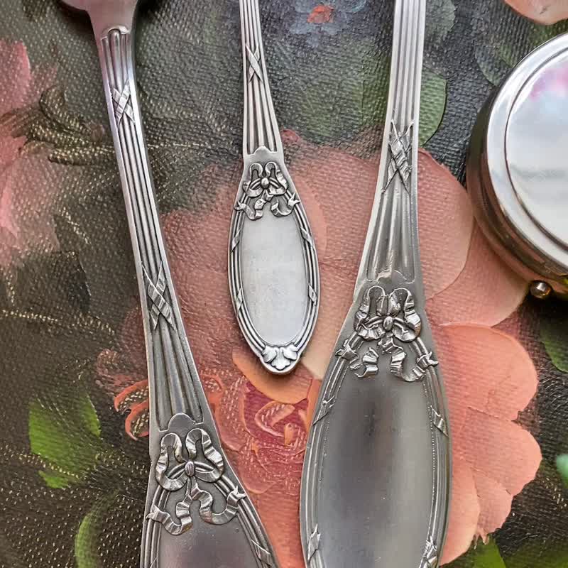法国古董餐具蝴蝶结图腾设计刀,  叉与茶匙. 餐具 - 餐刀/叉/匙组合 - 银 银色