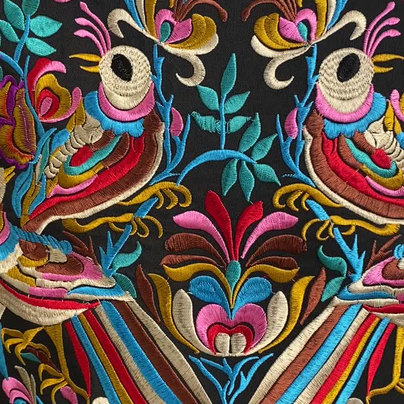 苗族鸟纹刺绣枕套饰有来自泰国的流苏和绒球，尺寸 16x16 英寸。 - 枕头/抱枕 - 棉．麻 多色