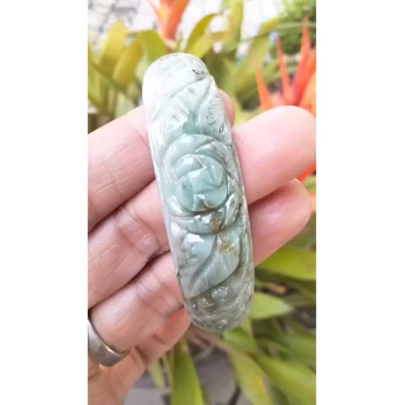 缅甸玉手镯，水蛭形状，绿，浅绿色，带蜜色，雕花，内圈58mm。 - 手链/手环 - 玉石 绿色