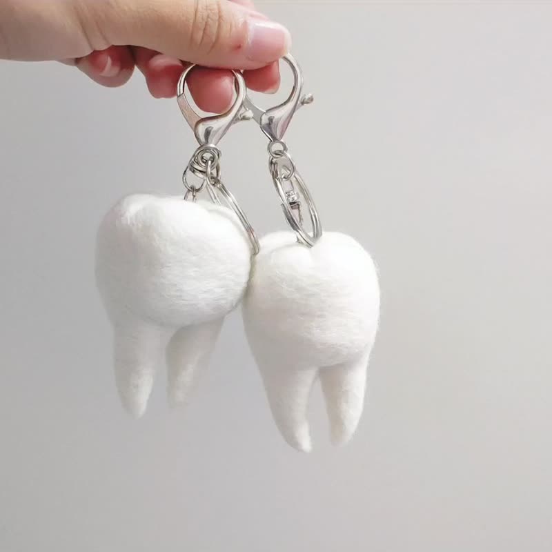 【造型悠游卡】一颗牙齿羊毛毡钥匙圈 - 钥匙链/钥匙包 - 羊毛 白色