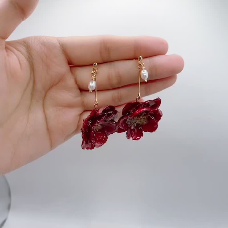 魅力深红 日本银莲花耳环 天然珍珠 日本树脂 干燥花耳环 - 耳环/耳夹 - 植物．花 红色