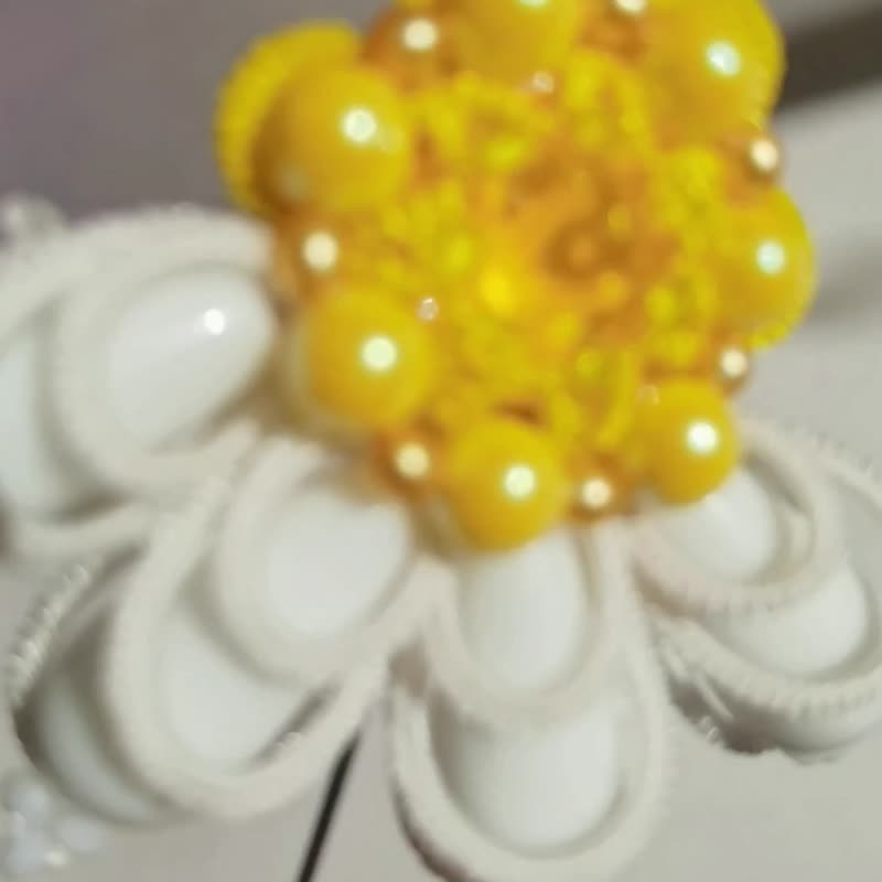 Brooch Chamomile with beads and crystal Pin tatting lace jewelry 胸針洋甘菊 - 胸针 - 水晶 黄色